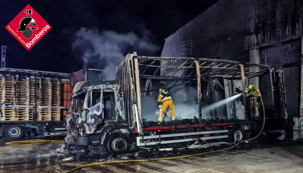 Incendio de dos camiones junto a una fábrica de palets de Ibi